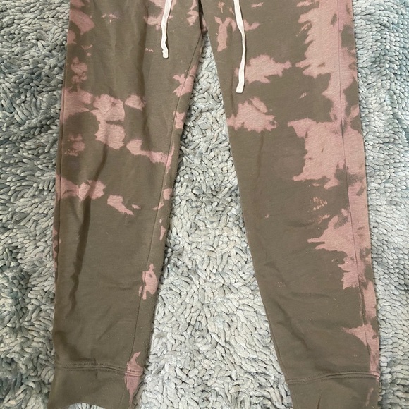 DIY Bleached Sweatpants - Picture 2 of 3